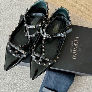 Valentino Garavani Rockstud T-Strap Ballet Flats – Black Patent – EU 39